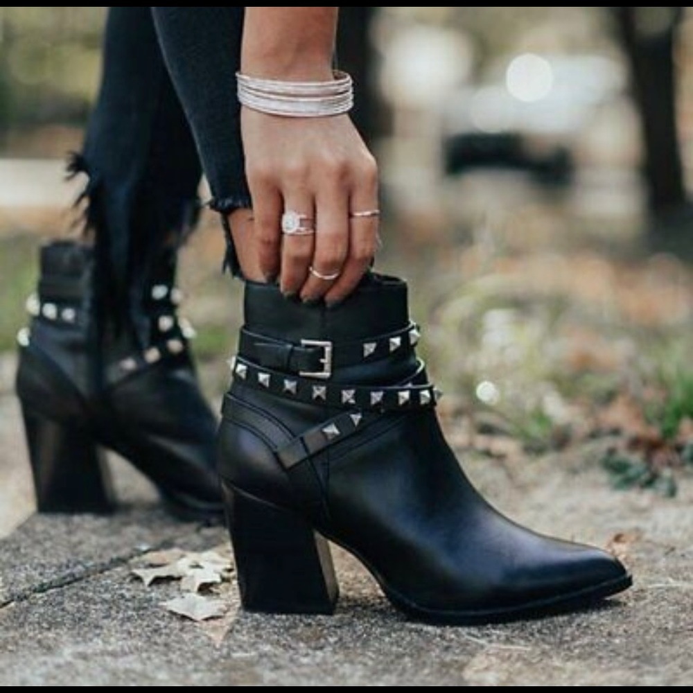Steve Madden Cala Booties sz 9.5 Studded Leather!